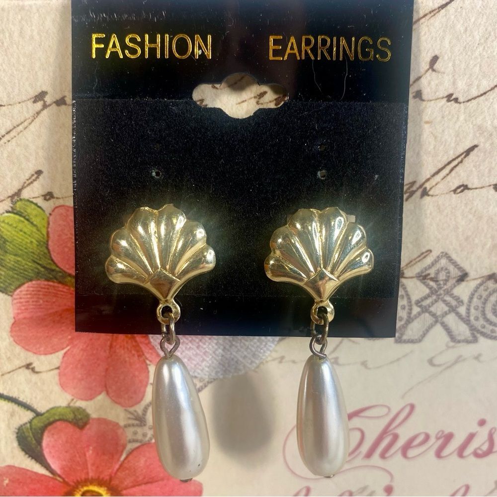 Vintage Gold Seashell and Faux Pearl Earrings Dangle Style Fashion Jewelry